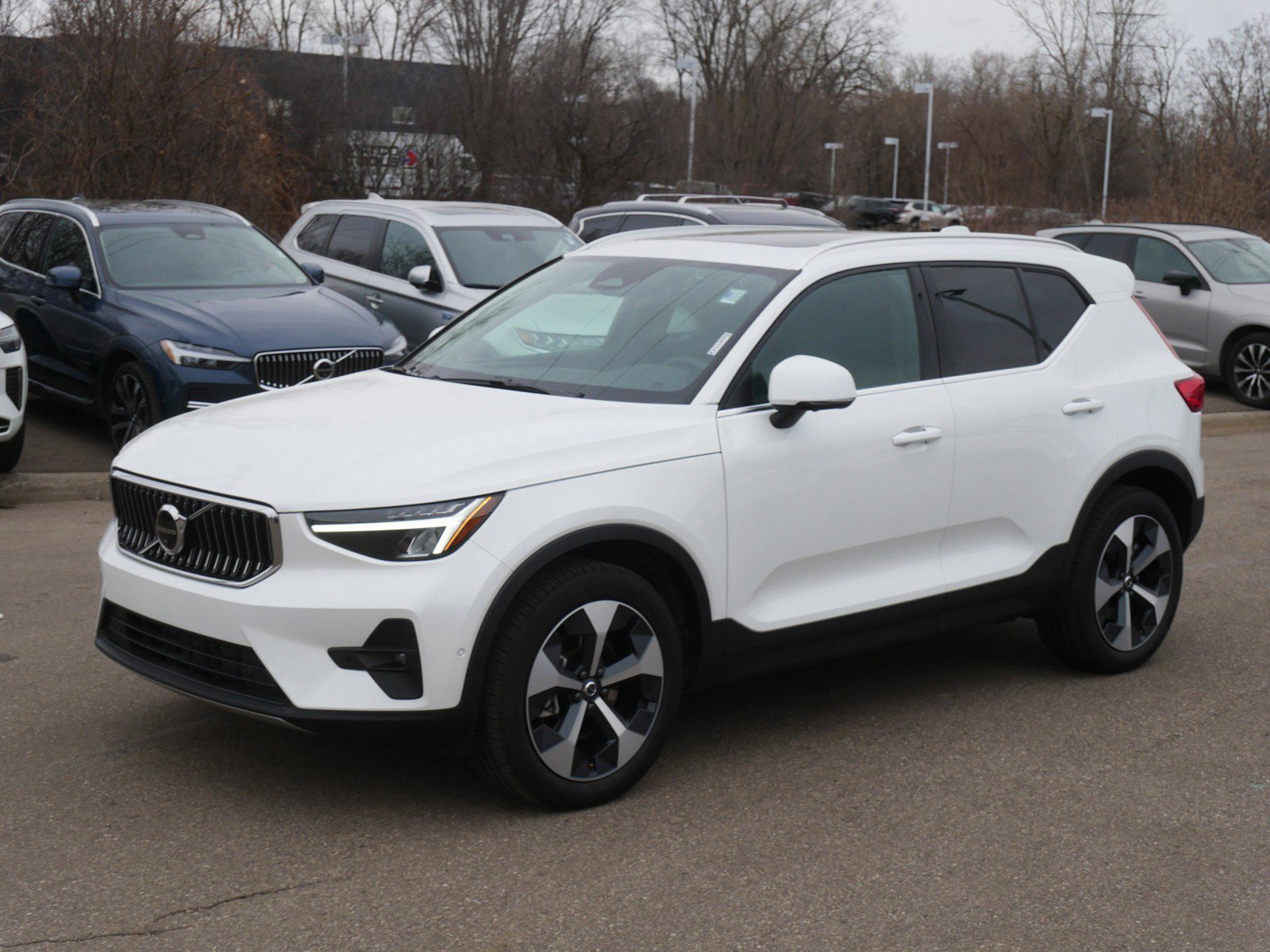 Used 2025 Volvo XC40 B5 Plus image 3