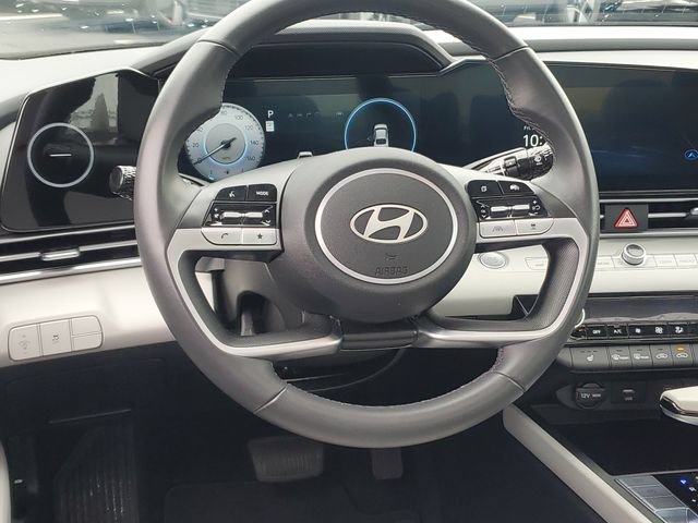 Certified 2025 Hyundai Elantra Limited FWD image 12