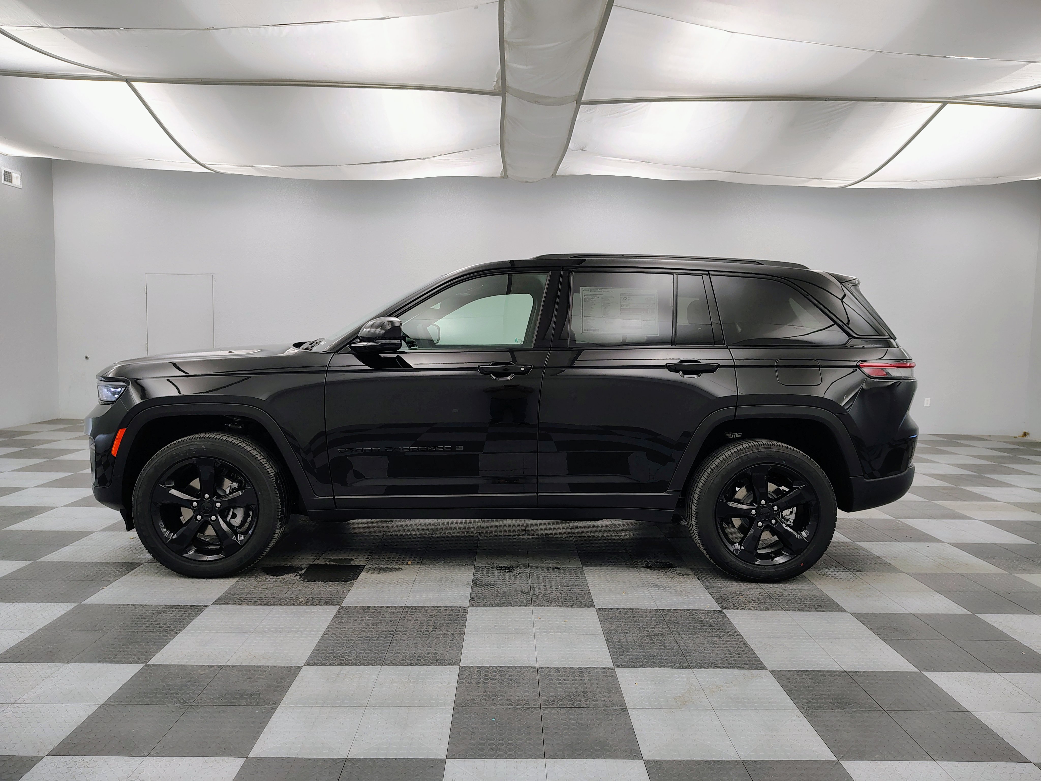 New 2025 Jeep Grand Cherokee Altitude image 7