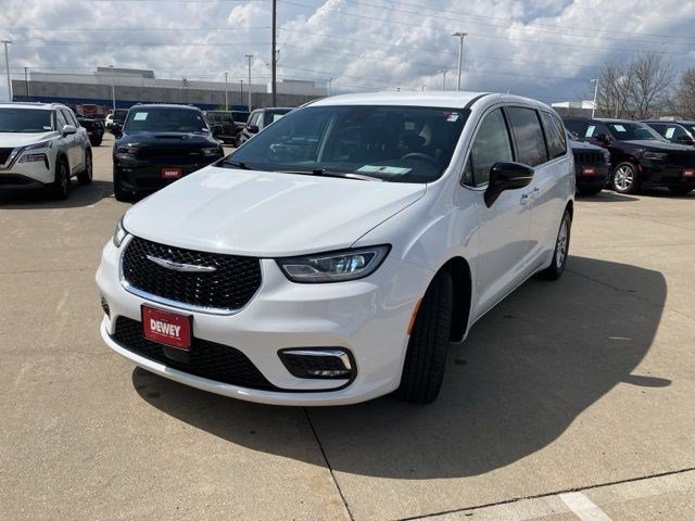 Used 2024 Chrysler Pacifica Touring-L FWD image 3