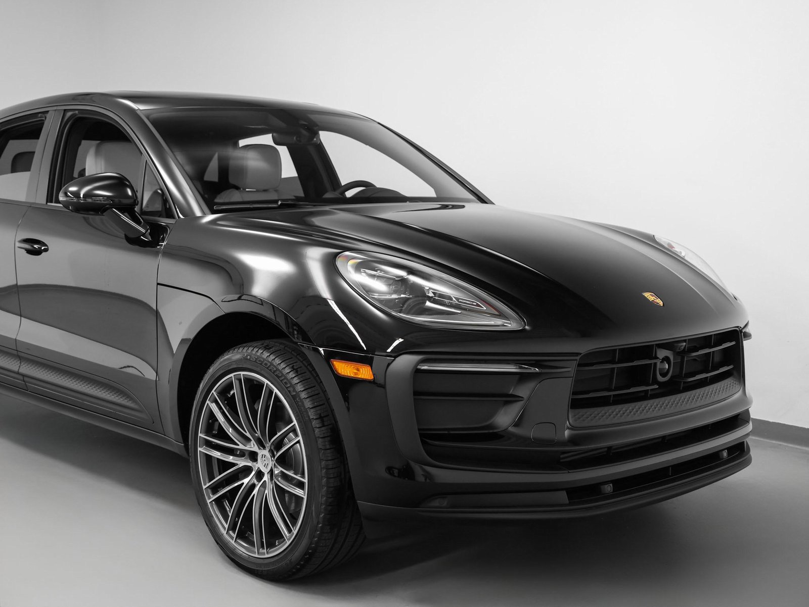 Used 2025 Porsche Macan image 9