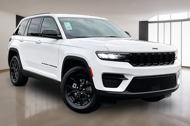 Used 2025 Jeep Grand Cherokee Altitude RWD image 3