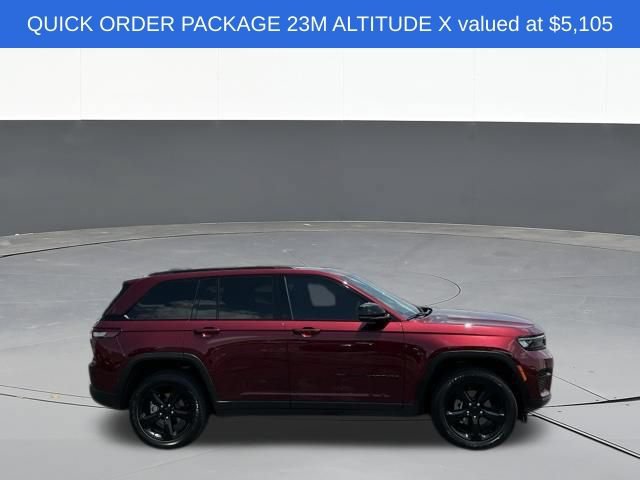 Used 2025 Jeep Grand Cherokee Altitude AWD/4WD image 2