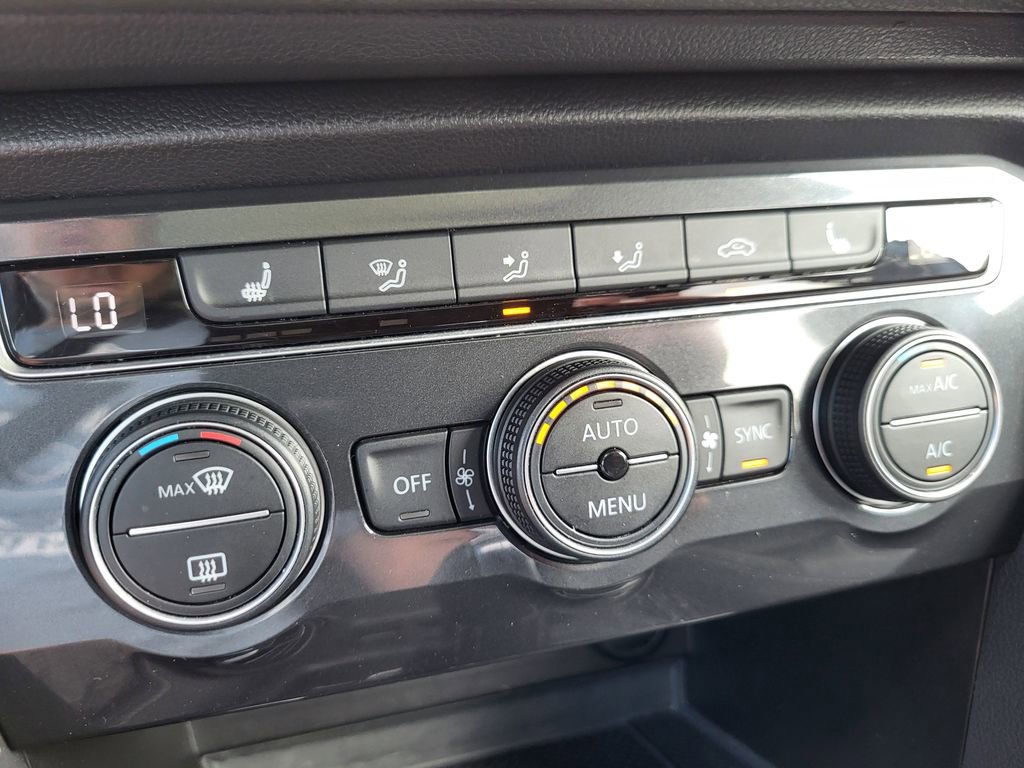 Used 2021 Volkswagen Tiguan SE w/ Panoramic Sunroof Package image 28