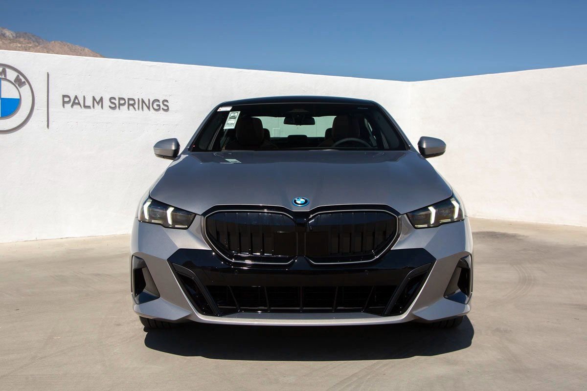 Used 2026 BMW 550e xDrive w/ Premium Package AWD/4WD image 4