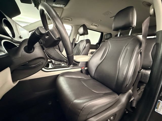 Used 2023 Kia Carnival LX FWD image 19