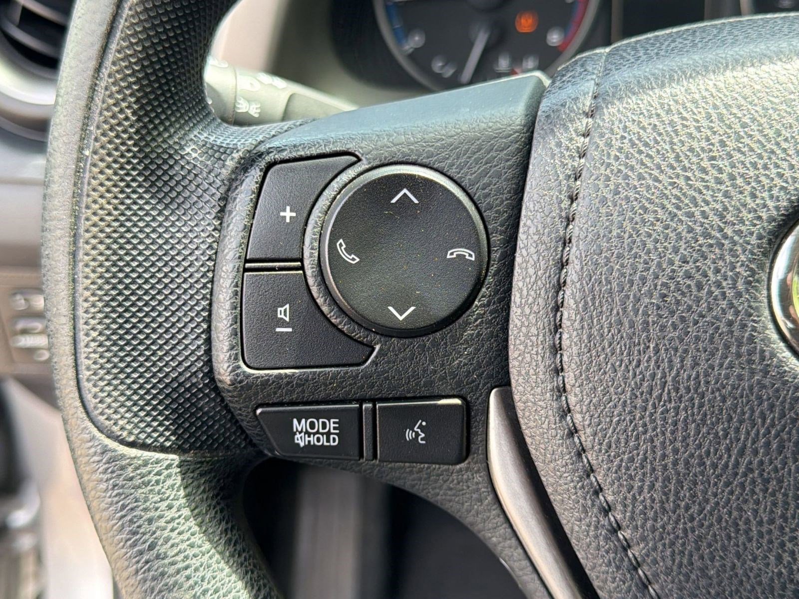 Used 2018 Toyota RAV4 LE image 14