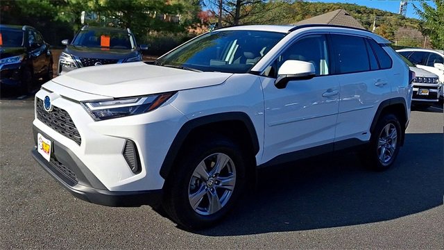 Used 2024 Toyota RAV4 XLE w/ Convenience Package image 4