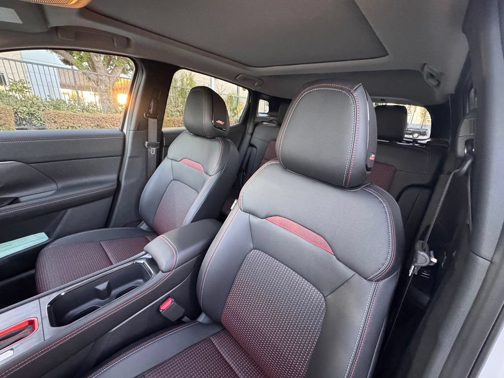 New 2026 Nissan Kicks SR w/ SR Premium Package FWD image 13