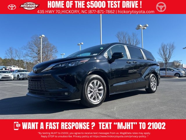 Used 2025 Toyota Sienna XLE image 1