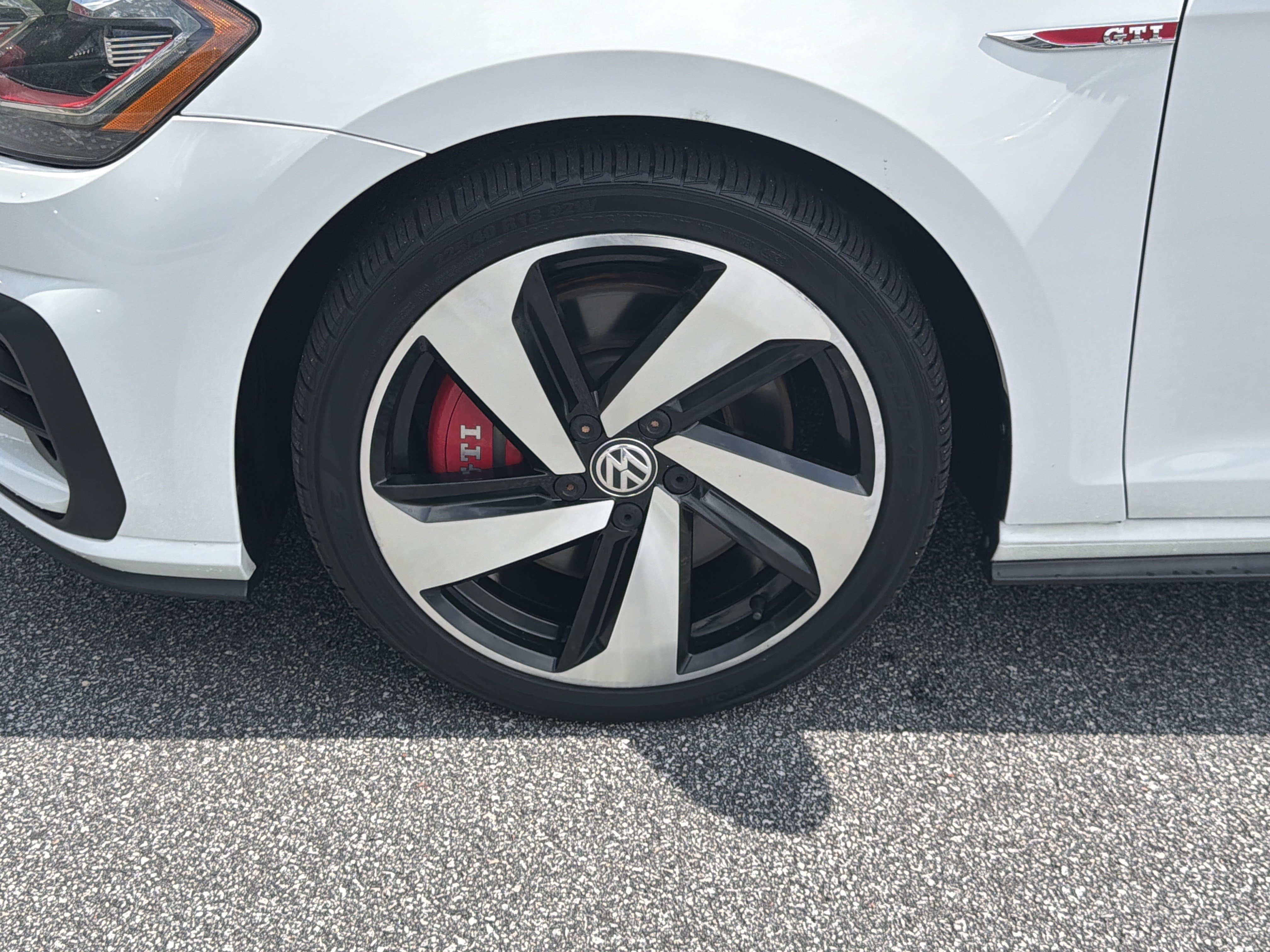 Used 2018 Volkswagen GTI SE FWD image 13