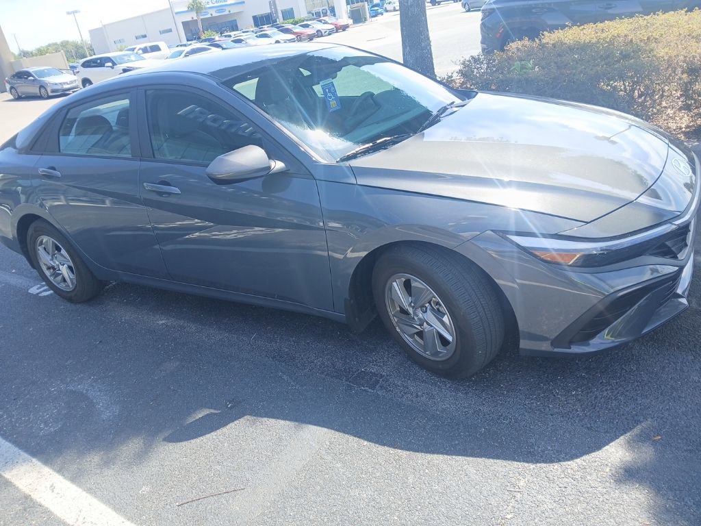 Certified 2024 Hyundai Elantra SE FWD image 4