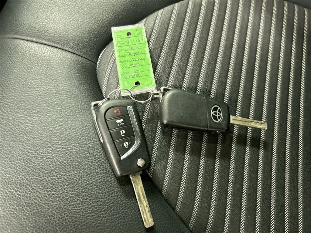 Used 2020 Toyota Camry image 12