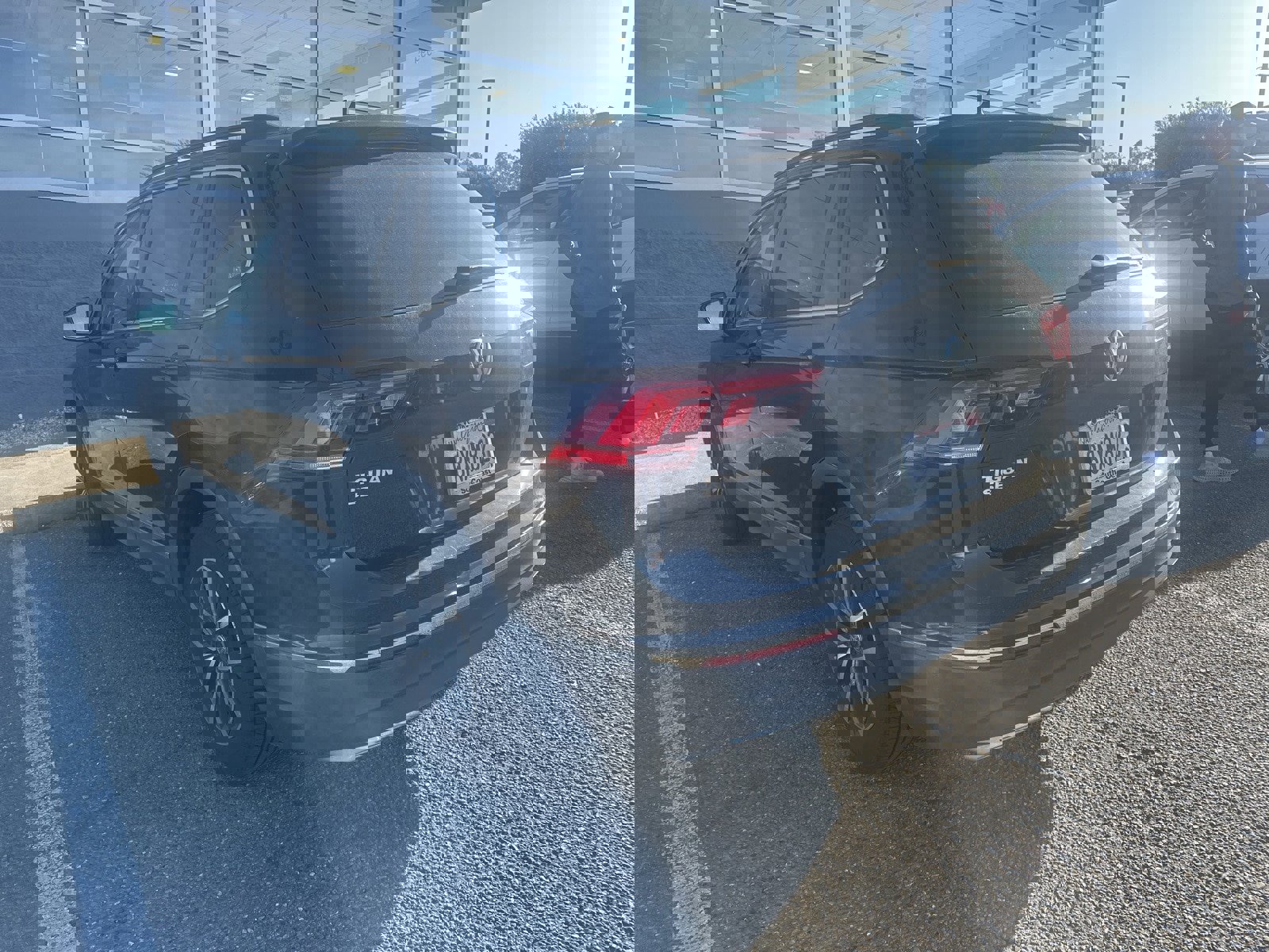 Used 2020 Volkswagen Tiguan SE w/ Panoramic Sunroof Package image 4