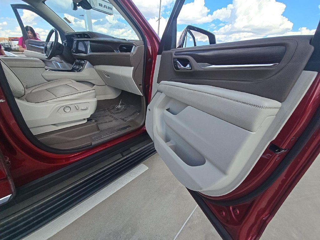 Used 2021 GMC Yukon Denali w/ Denali Premium Package AWD/4WD image 6