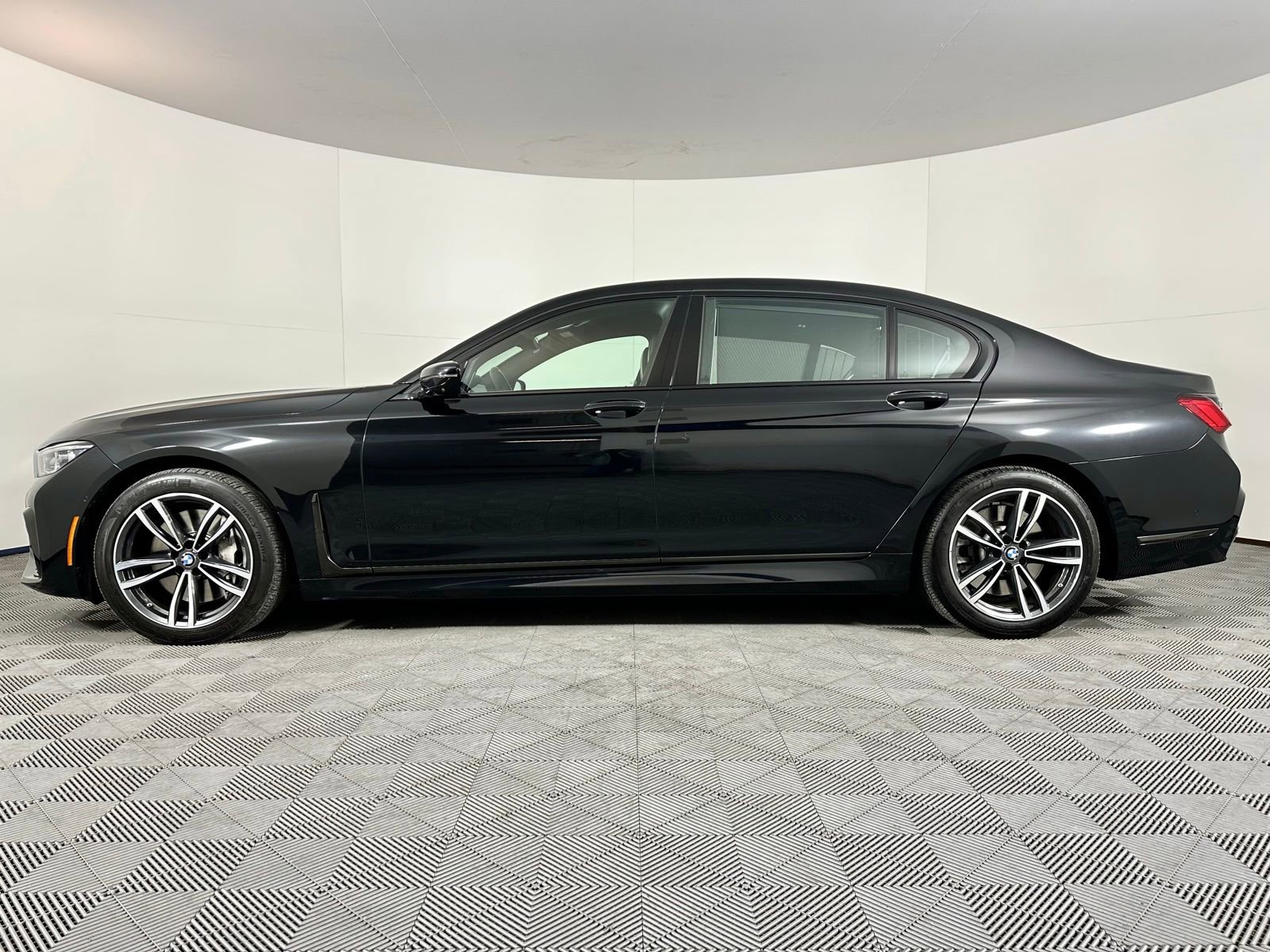 Used 2021 BMW 750i xDrive w/ Luxury Rear Seating Package image 18