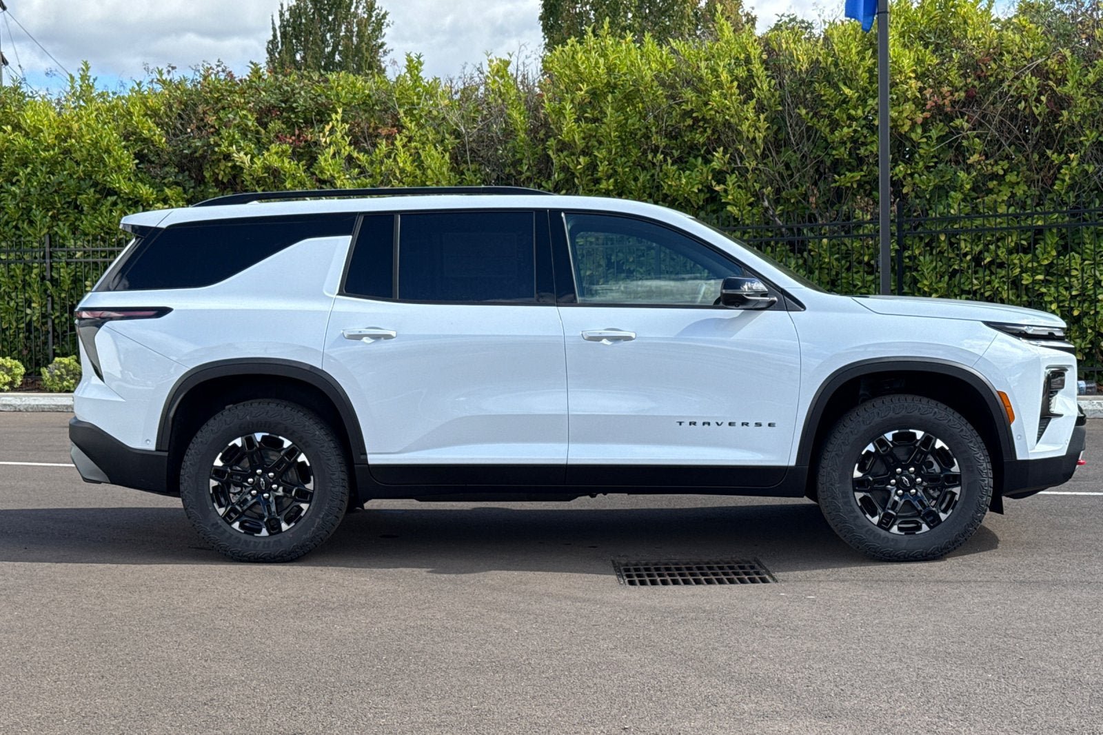 New 2027 Chevrolet Traverse Z71 w/ Enhanced Driving Package AWD/4WD image 3