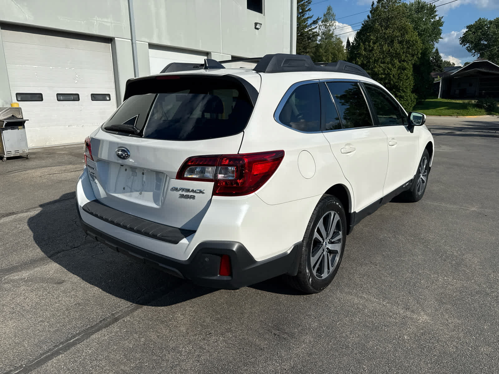 Used 2018 Subaru Outback 3.6R Limited AWD/4WD image 3