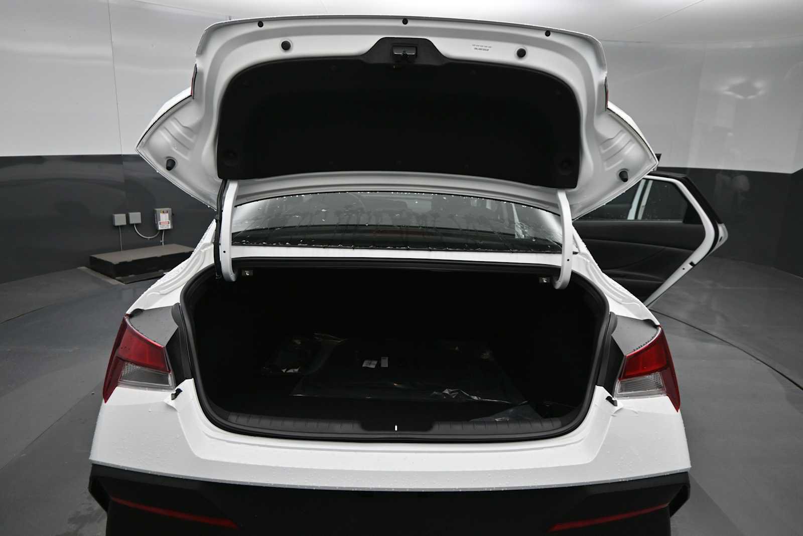 New 2026 Hyundai Elantra SE FWD image 13