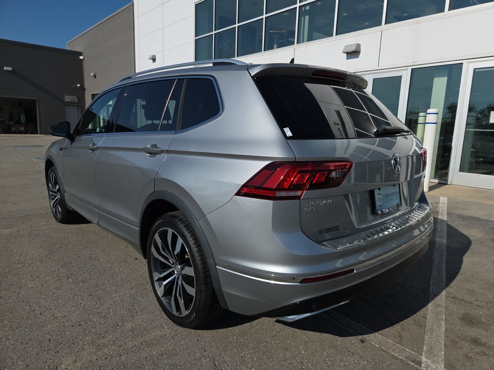 Used 2019 Volkswagen Tiguan SEL Premium R-Line AWD/4WD image 11