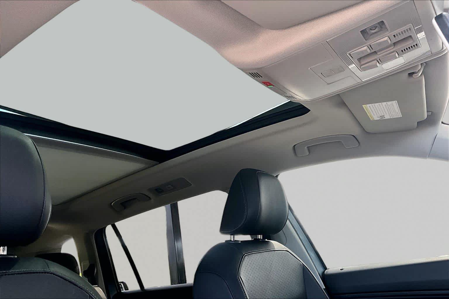 Used 2020 Volkswagen Tiguan SE w/ Panoramic Sunroof Package FWD image 14