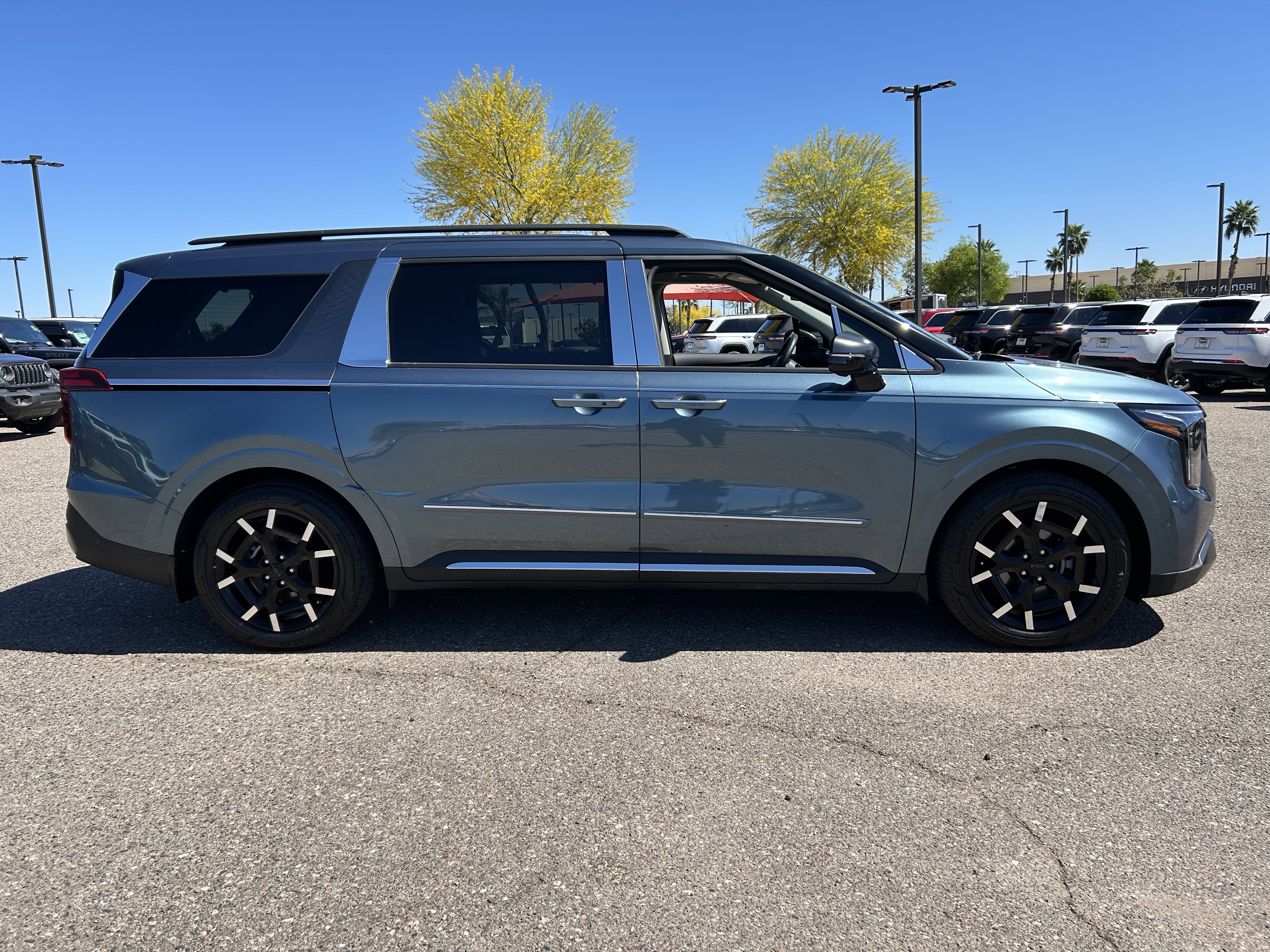 Used 2025 Kia Carnival SX Prestige image 6