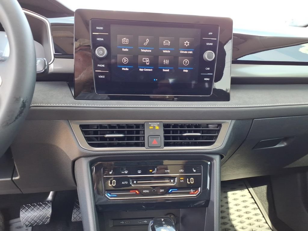 Certified 2025 Volkswagen Taos SE AWD/4WD image 18