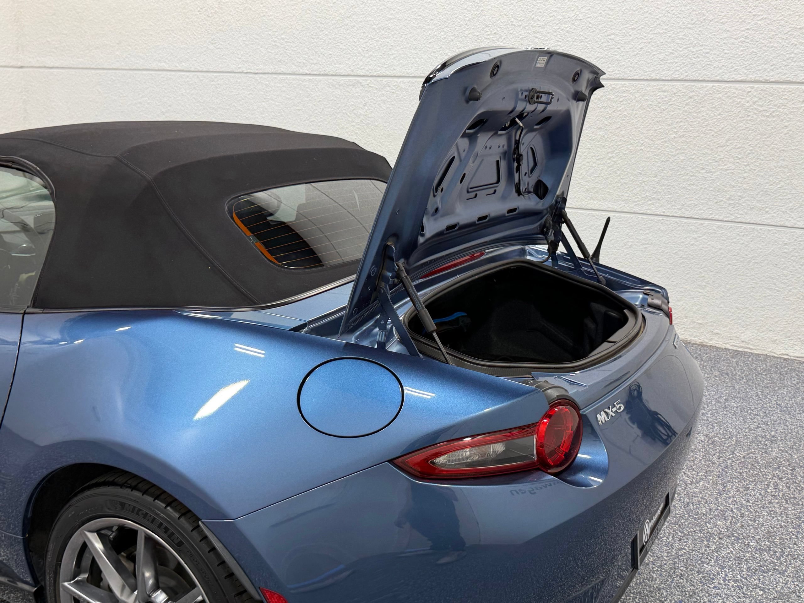 Used 2020 MAZDA MX-5 Miata Grand Touring w/ Appearance Package RWD image 21