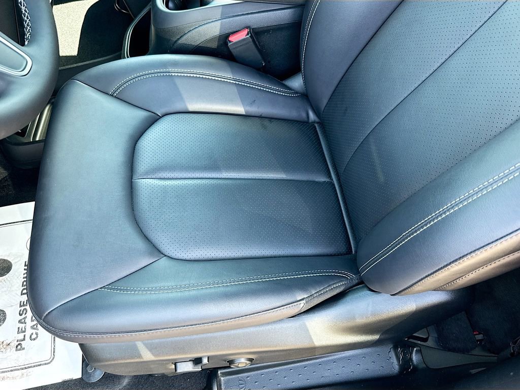 Used 2026 Chrysler Pacifica Select image 21