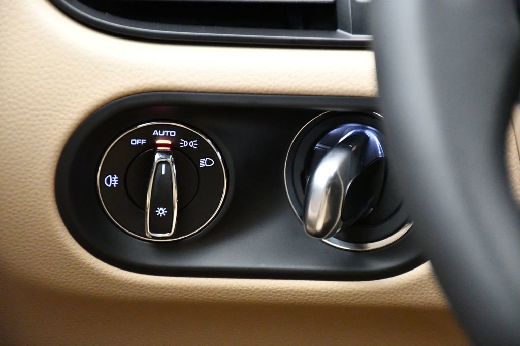 Certified 2025 Porsche Macan image 26