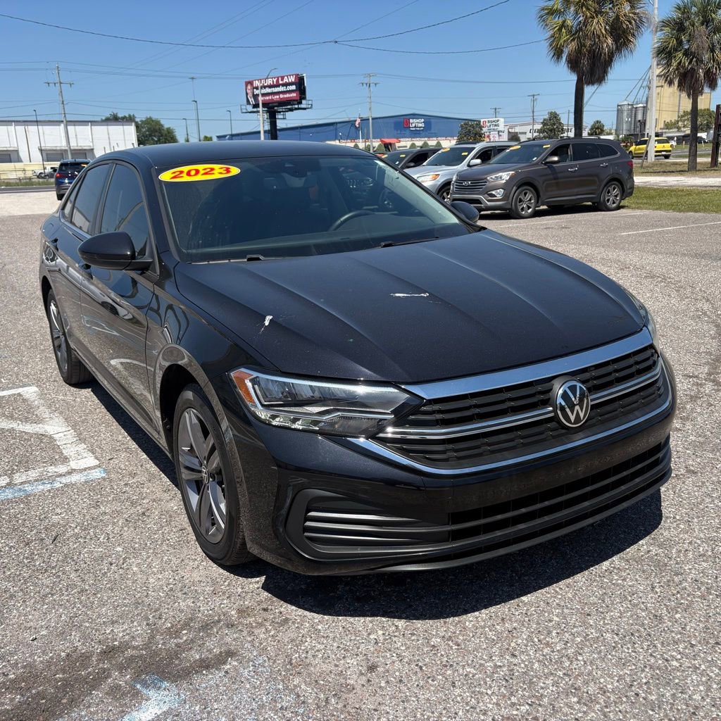 Used 2023 Volkswagen Jetta SE image 1