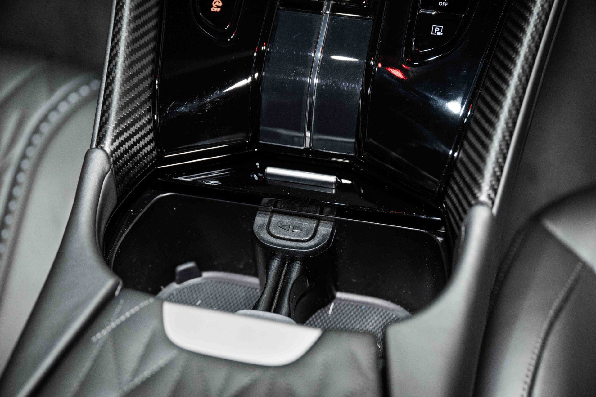 Used 2024 Aston Martin DB12 Coupe image 30