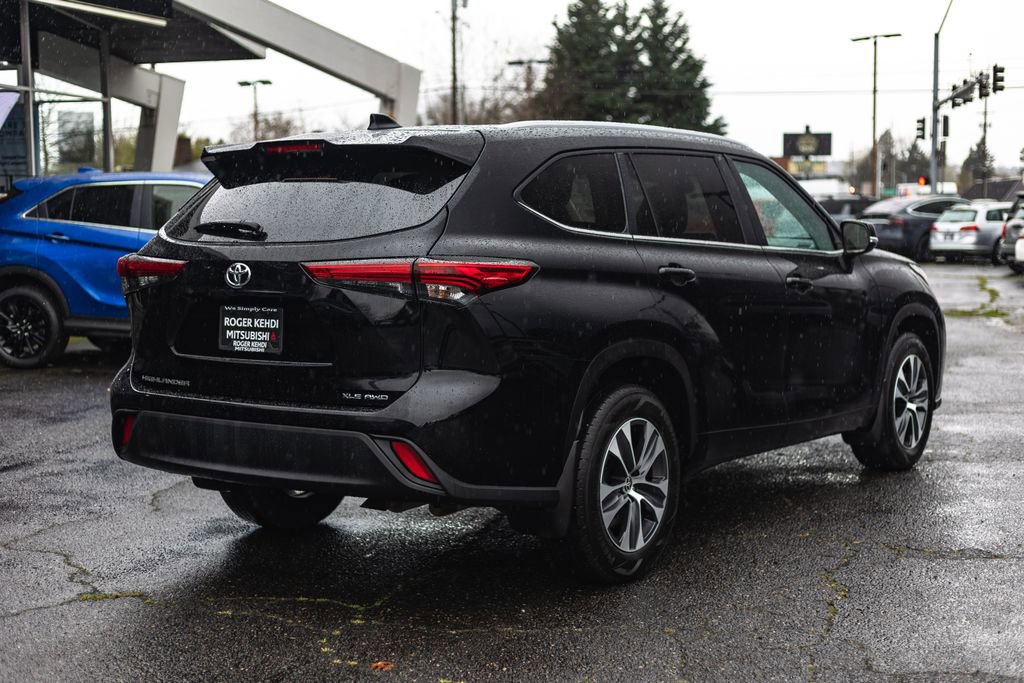 Used 2023 Toyota Highlander XLE AWD/4WD image 10
