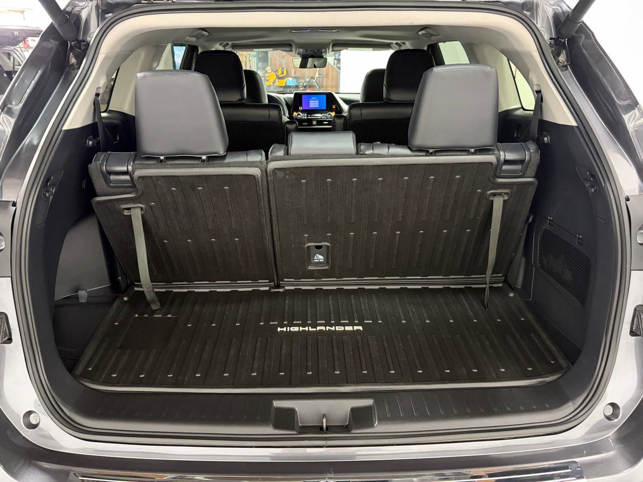 Used 2025 Toyota Highlander XLE image 23
