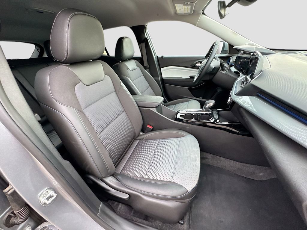 Used 2025 Chevrolet Trax LT w/ LT Convenience Package image 26