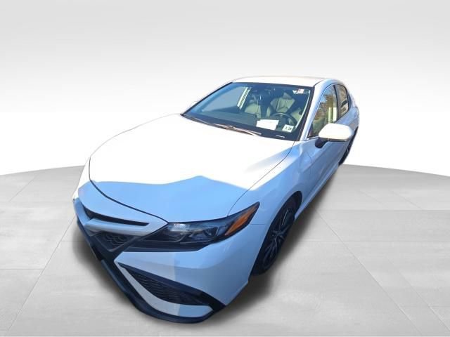 Used 2023 Toyota Camry SE image 2