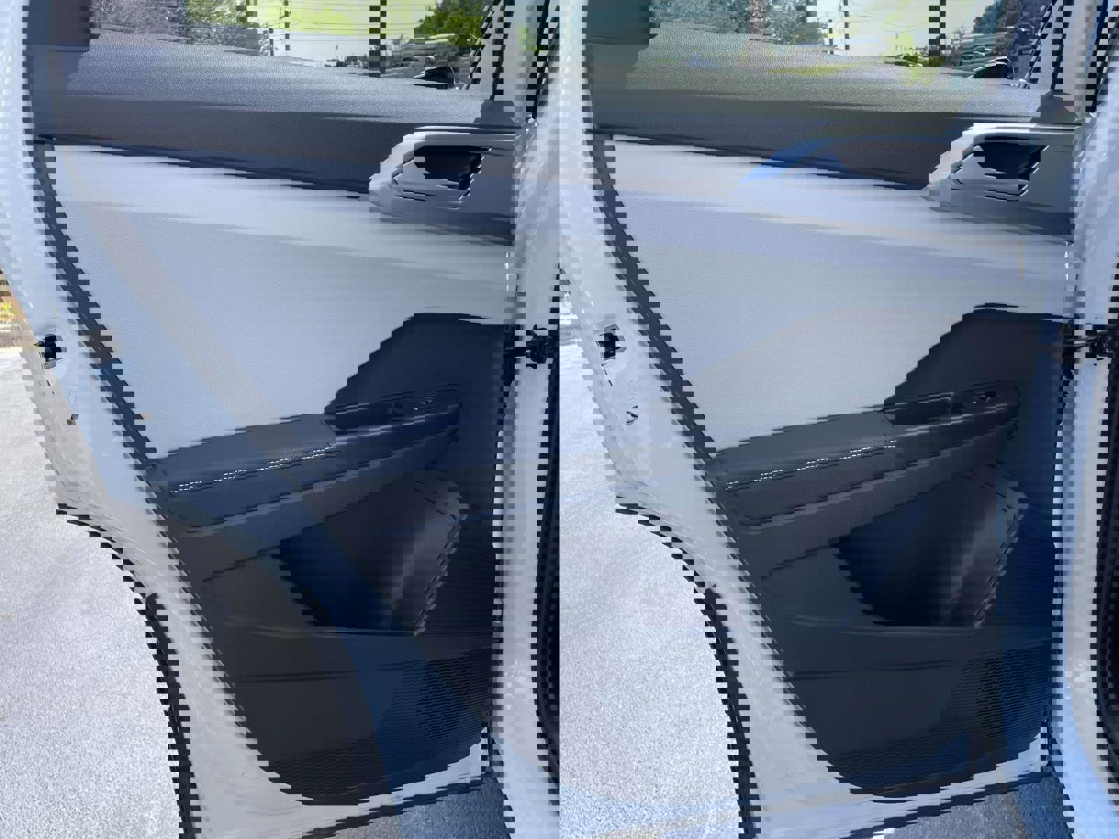 Used 2025 Volkswagen Taos SE w/ Black Wheel Package FWD image 11