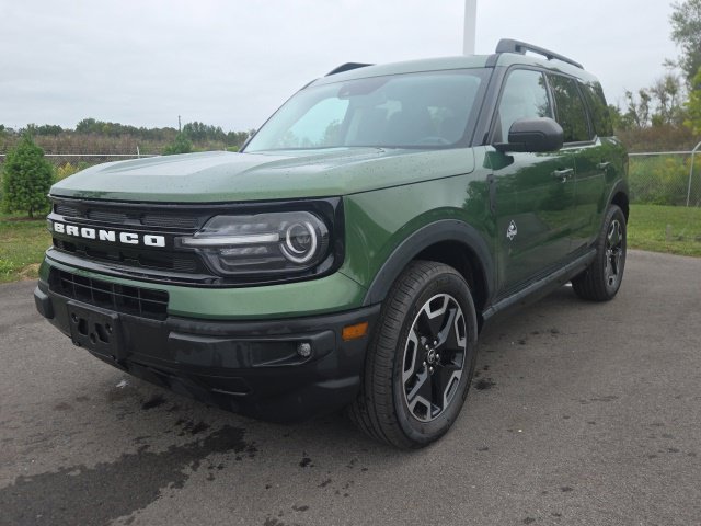 Used 2023 Ford Bronco Sport Outer Banks w/ Tech Package AWD/4WD image 2