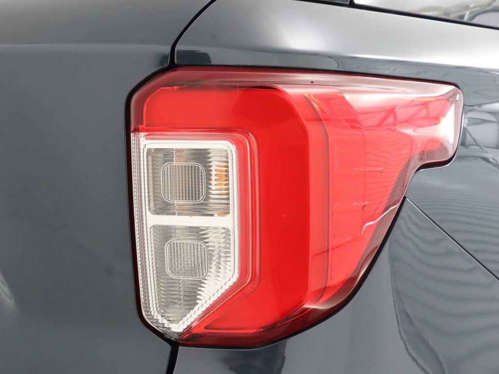 Used 2022 Ford Explorer XLT w/ Equipment Group 202A AWD/4WD image 11
