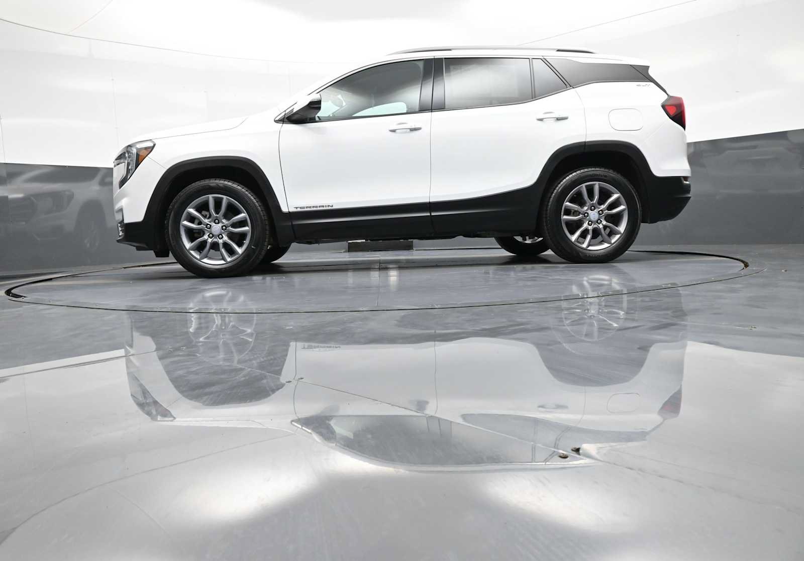 Used 2022 GMC Terrain SLT w/ Infotainment Package II AWD/4WD image 32