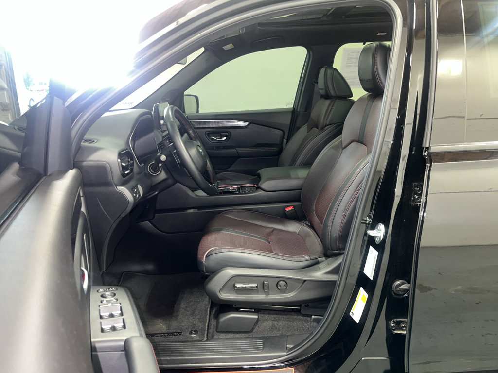 Used 2025 Honda Pilot Black Edition image 34