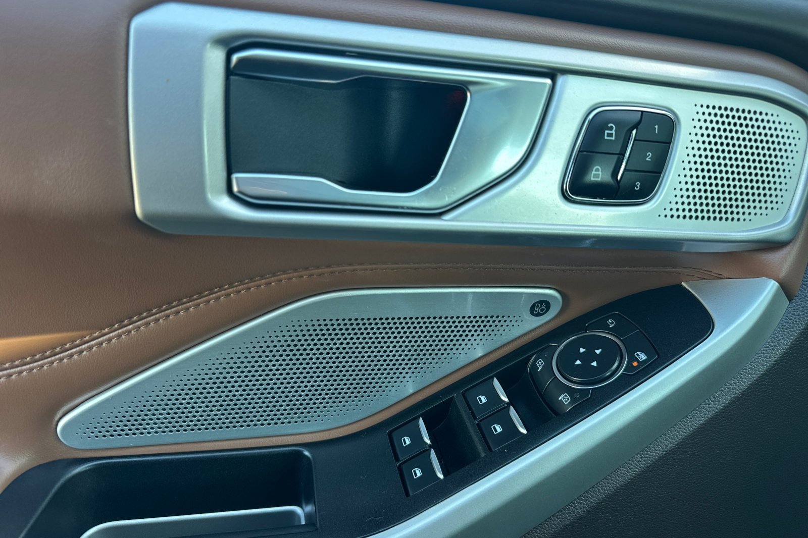 Used 2021 Ford Explorer King Ranch w/ Premium Technology Package image 10