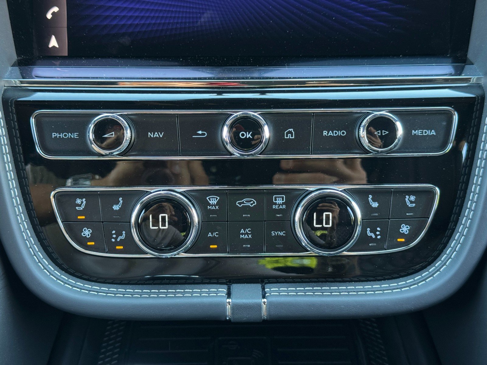 Used 2022 Bentley Bentayga AWD/4WD image 33