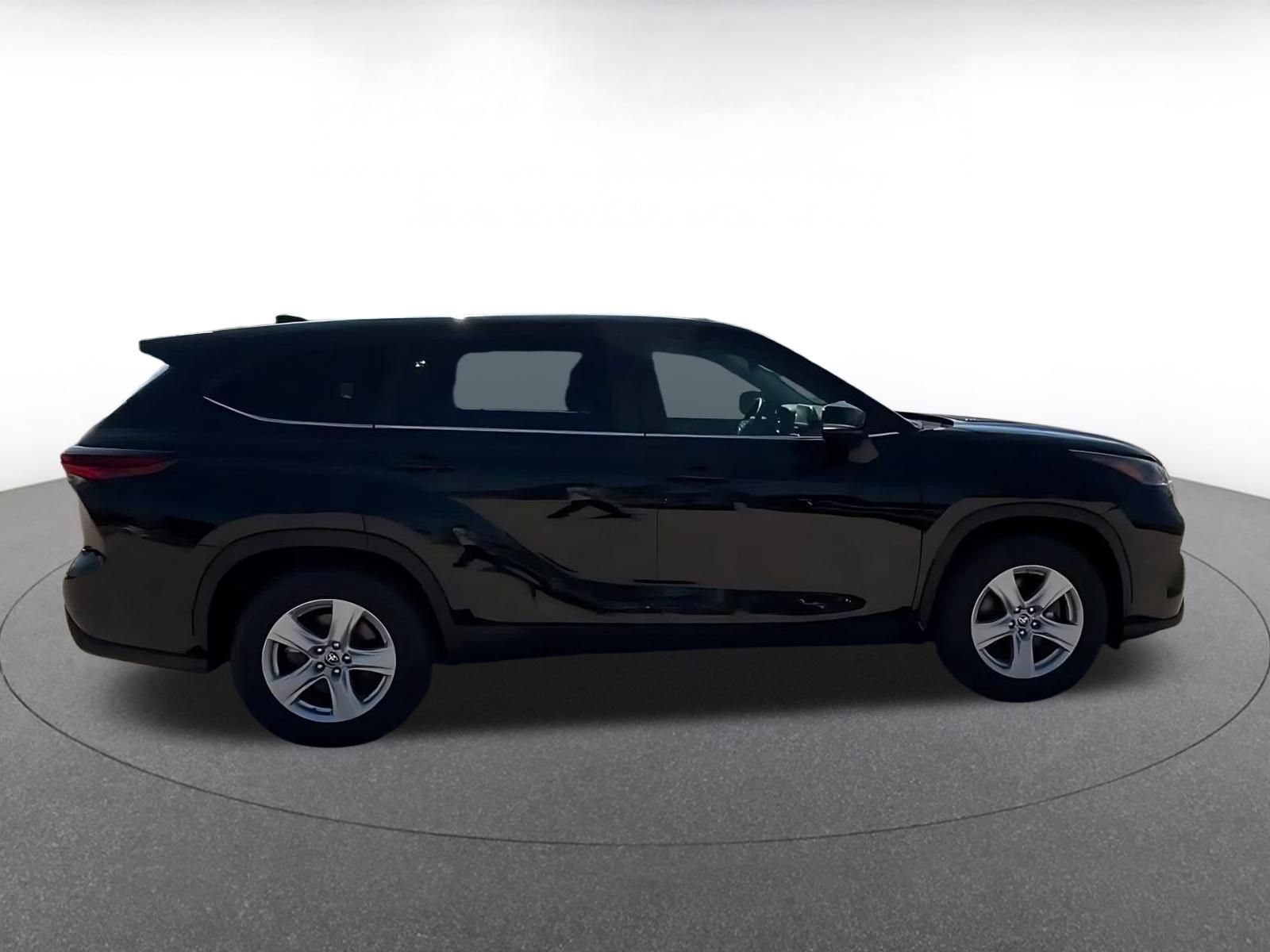 Used 2025 Toyota Highlander LE FWD image 13