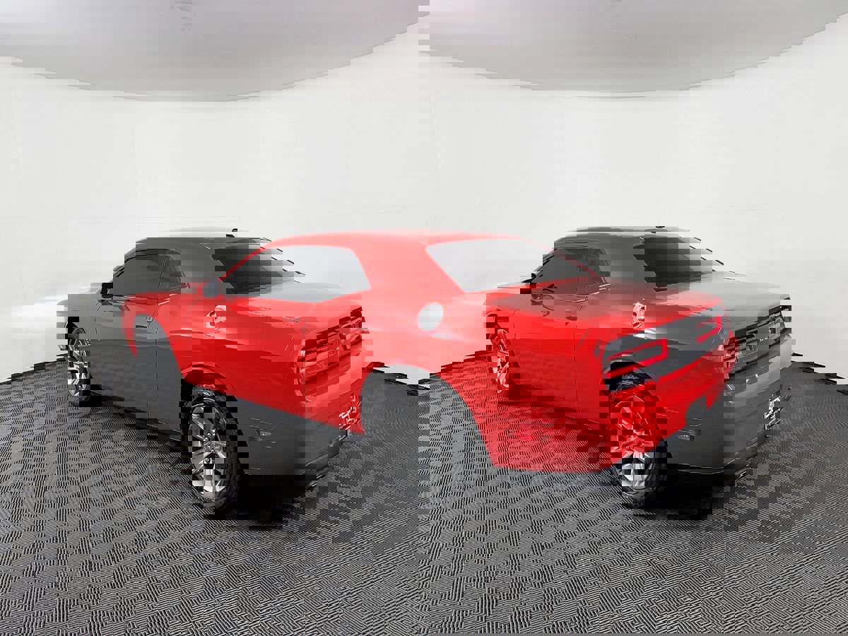 Used 2015 Dodge Challenger SXT w/ Driver Convenience Group RWD image 14