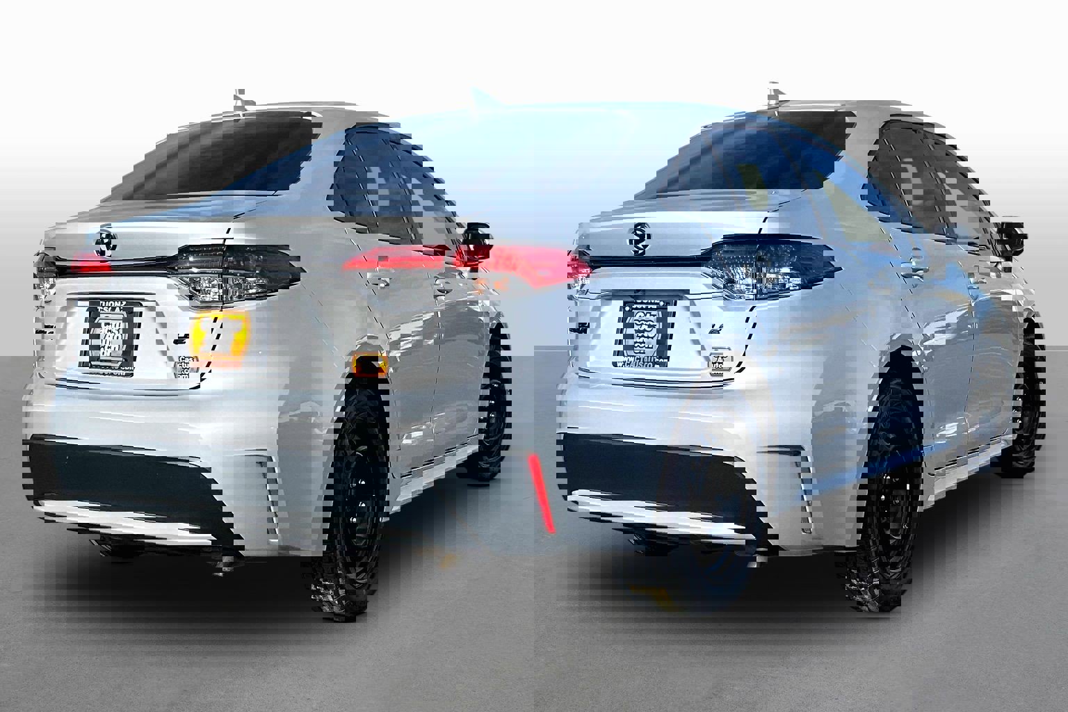 Used 2021 Toyota Corolla LE image 2