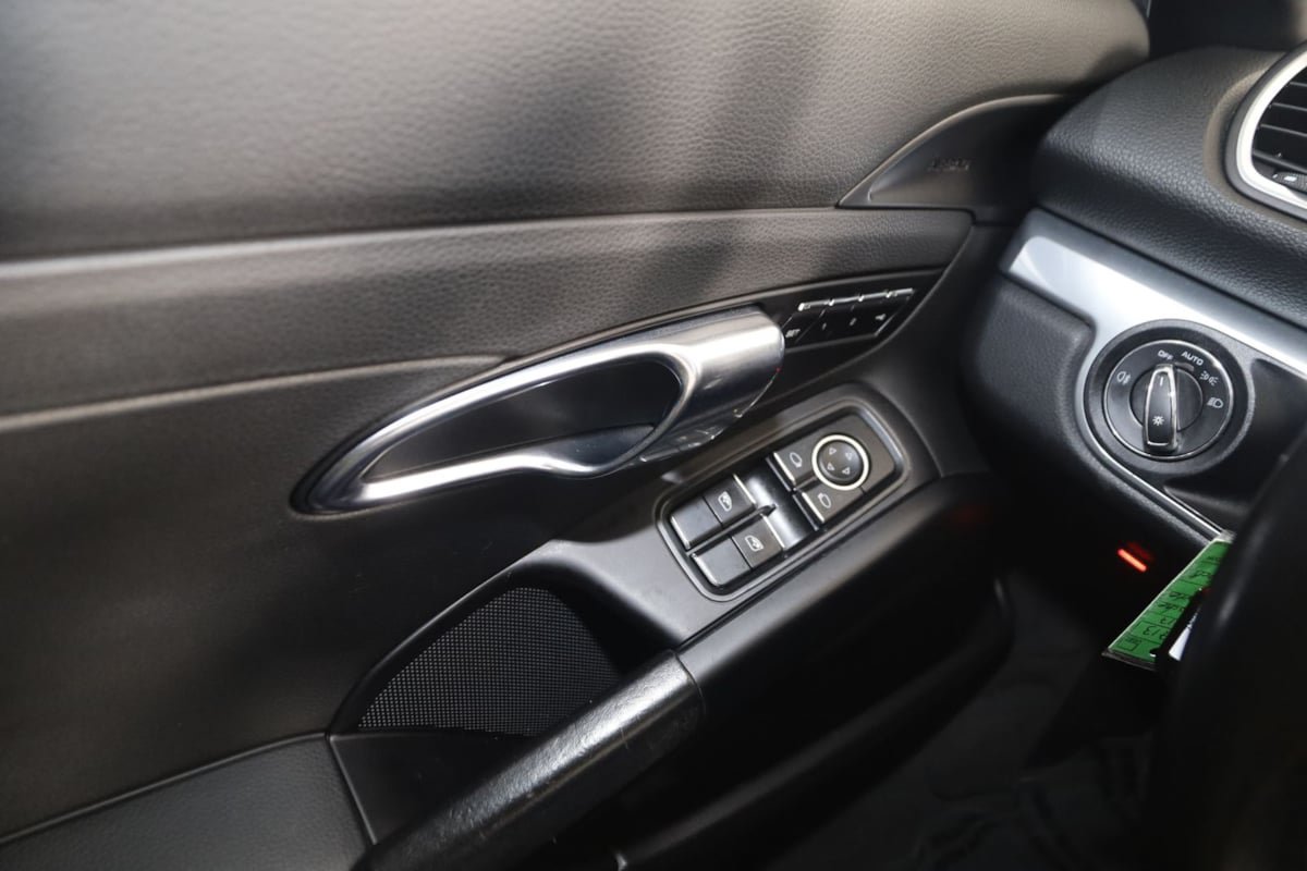 Used 2017 Porsche 718 Boxster RWD image 21