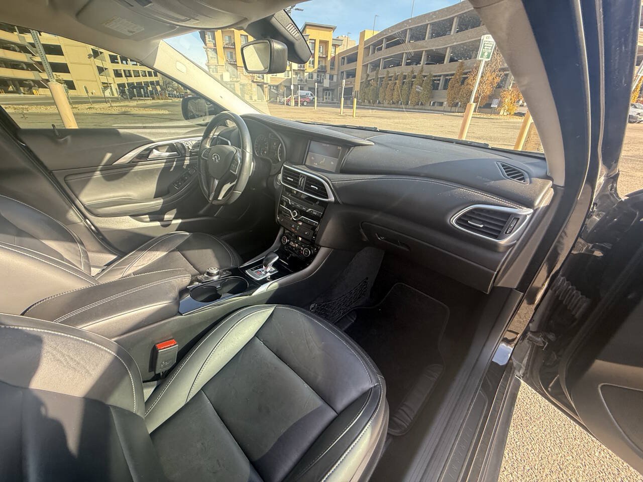 Used 2017 INFINITI QX30 AWD image 23
