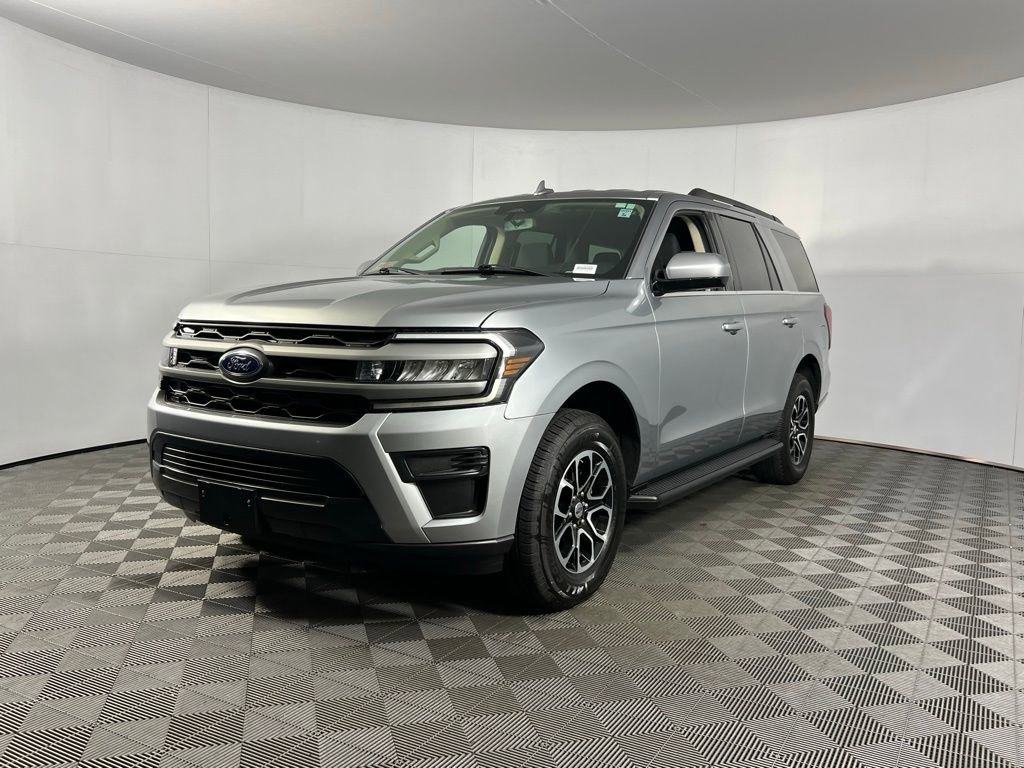 Used 2024 Ford Expedition XLT image 3