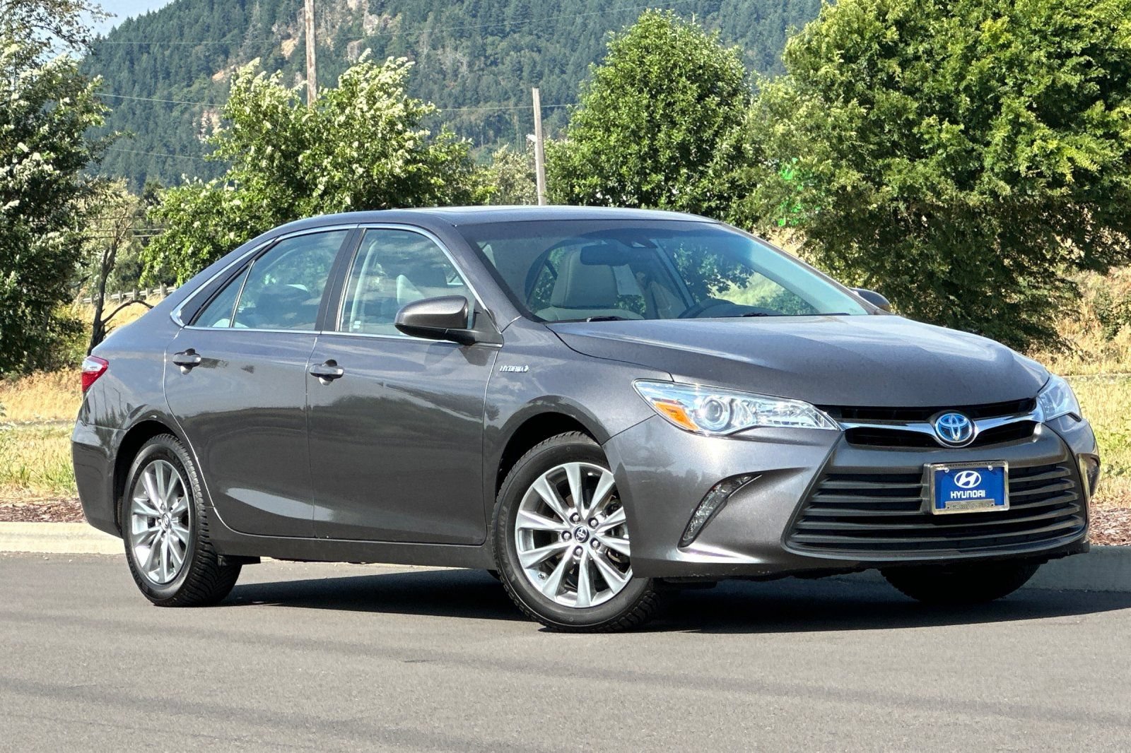 Used 2016 Toyota Camry XLE w/ Moonroof Package FWD image 1